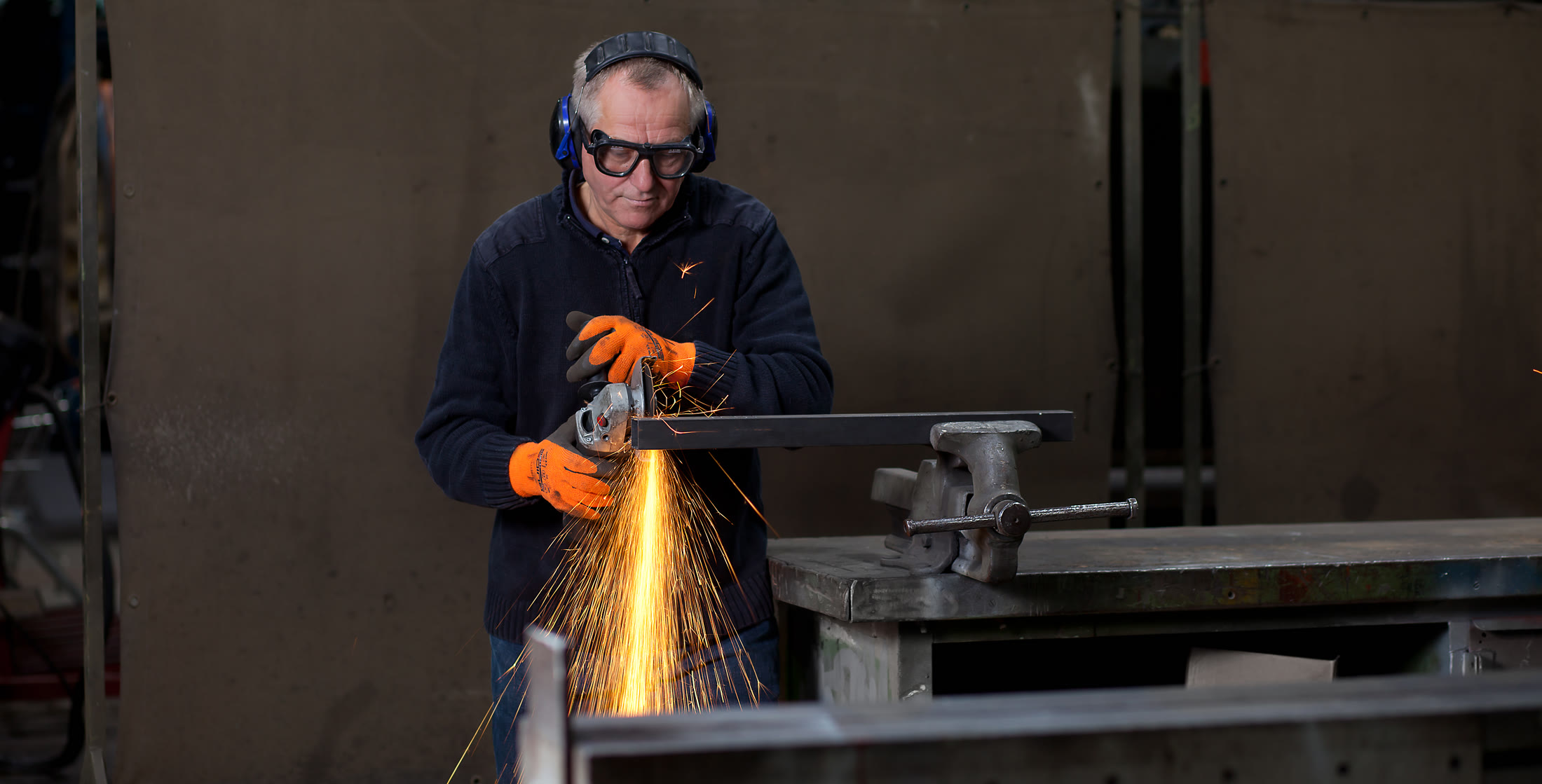 Metallbauer bei der Arbeit in der Werkstatt