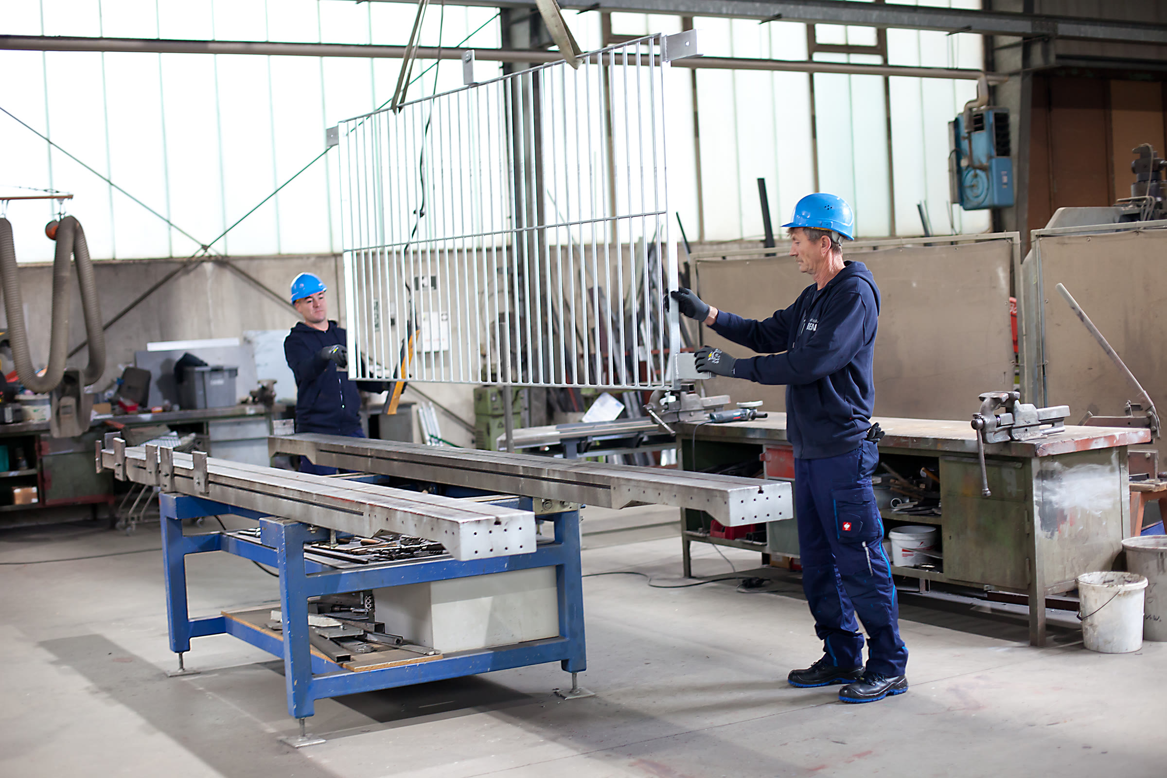Metallbauer fertigen eine Stahlkonstruktion in der Werkstatt